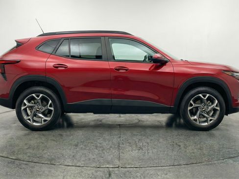 Used 2025 Chevrolet Trax LT FWD image 11