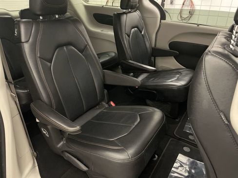 Used 2019 Chrysler Pacifica Touring-L FWD image 19
