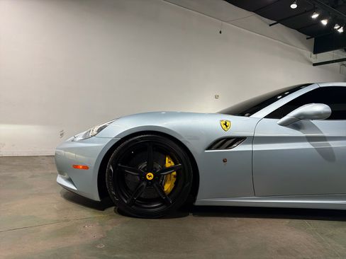 Used 2013 Ferrari California image 3