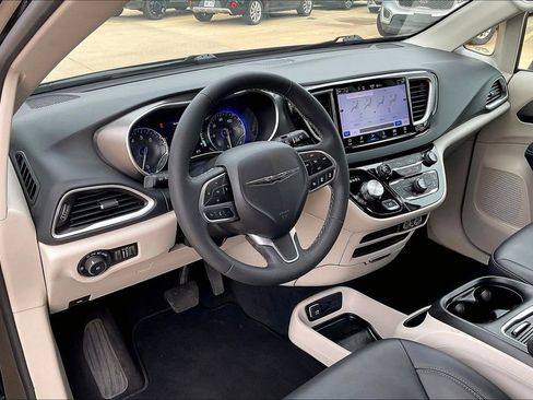 Used 2024 Chrysler Pacifica Touring-L FWD image 13