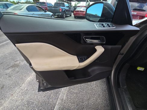 Used 2017 Jaguar F-PACE Prestige image 12