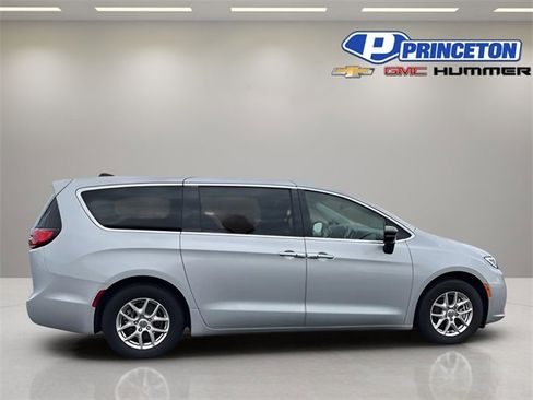 Used 2024 Chrysler Pacifica Touring-L image 9
