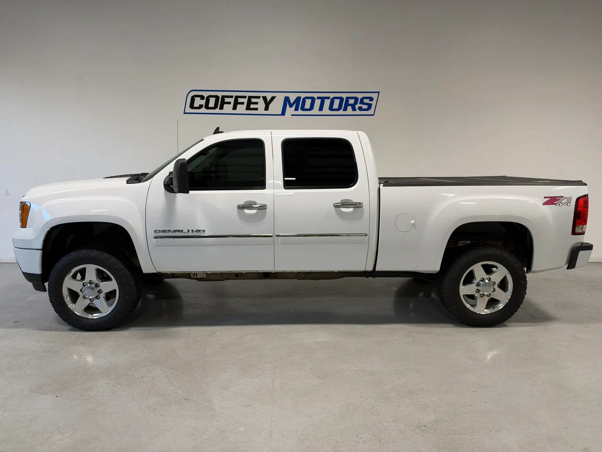 Used 2012 GMC Sierra 2500 Denali w/ Suspension Package, Off-Road AWD/4WD image 4