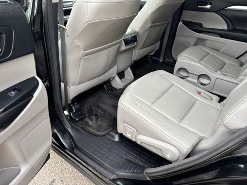 Used 2017 Toyota Highlander XLE image 31
