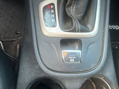 Used 2018 Jeep Cherokee Latitude w/ Altitude Package FWD image 24