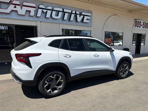 Used 2025 Chevrolet Trax LT FWD image 2