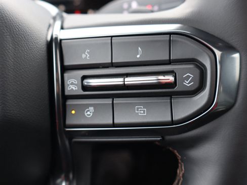 Used 2024 GMC Acadia AT4 w/ Luxury Package image 18