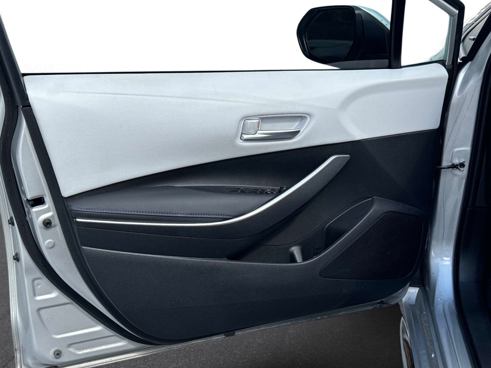 Used 2022 Toyota Corolla SE w/ SE Premium Package FWD image 17