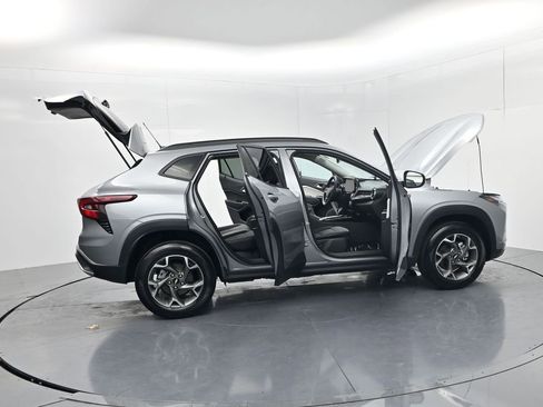 Used 2025 Chevrolet Trax LT FWD image 60