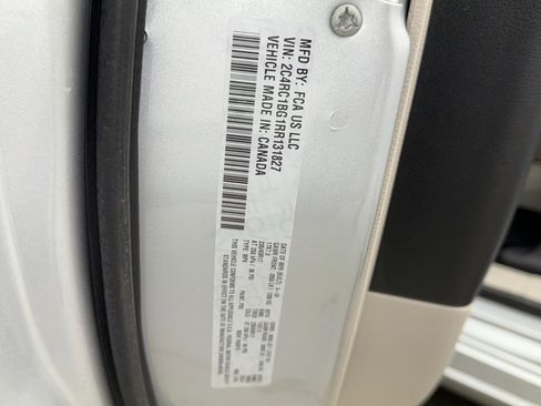 Used 2024 Chrysler Pacifica Touring-L image 11