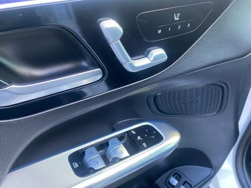 Used 2025 Mercedes-Benz GLC 350e 4MATIC image 12