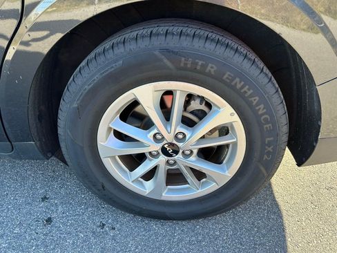 Used 2024 Kia Carnival LX image 9