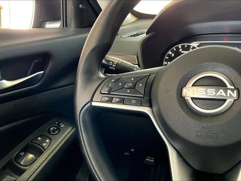 Used 2025 Nissan Altima 2.5 SV FWD image 12