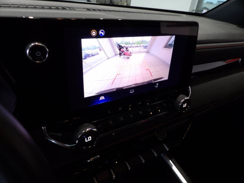 Used 2025 Chevrolet Colorado Z71 AWD/4WD image 14