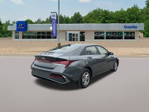 Certified 2025 Hyundai Elantra SE image 8