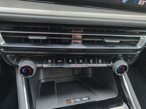 Used 2025 Chevrolet Traverse LT image 21