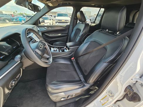 Used 2023 Jeep Grand Cherokee Altitude RWD image 16