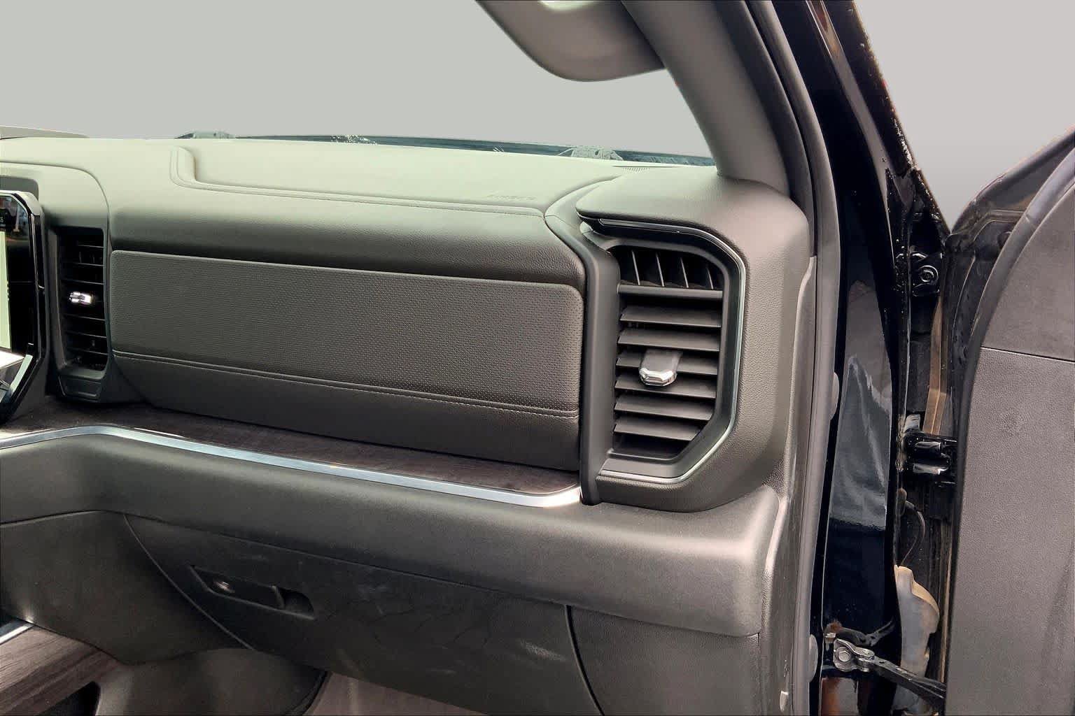 Used 2022 Chevrolet Silverado 1500 LTZ w/ Z71 Off-Road Package AWD/4WD image 19