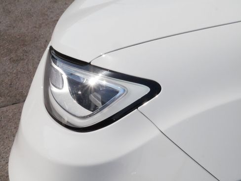 Used 2024 Chrysler Pacifica Touring-L image 16