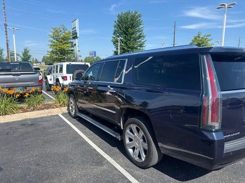 Used 2017 Cadillac Escalade ESV Premium Luxury AWD/4WD image 7