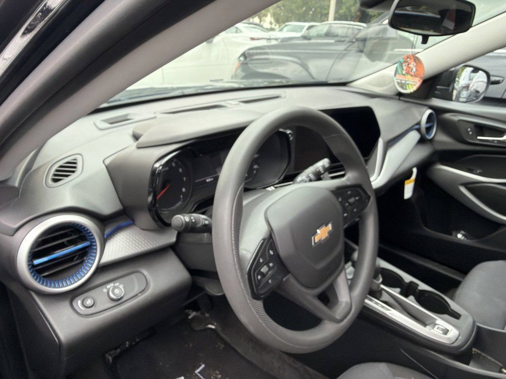 Used 2026 Chevrolet Trax LS w/ LS Convenience Package FWD image 8