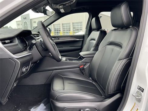 New 2025 Jeep Grand Cherokee Limited w/ Black Appearance Package image 4