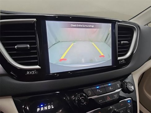 Used 2024 Chrysler Pacifica Touring-L image 27