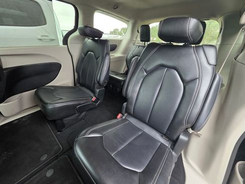 Used 2023 Chrysler Pacifica Touring-L FWD image 7