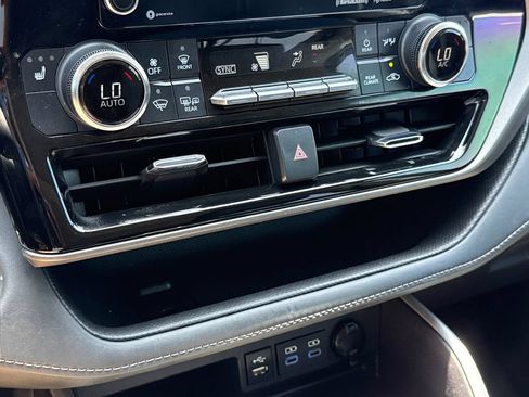 Used 2022 Toyota Highlander XLE FWD image 26