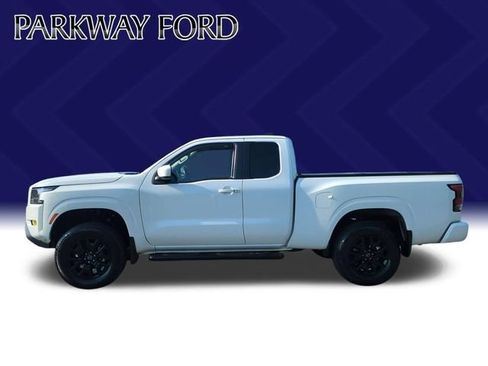 Used 2022 Nissan Frontier SV AWD/4WD image 2