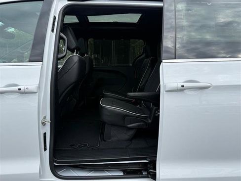 New 2026 Chrysler Pacifica Limited image 5