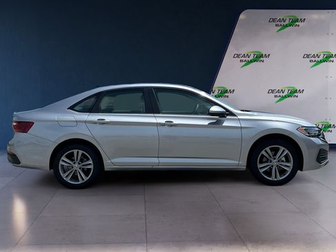 Used 2024 Volkswagen Jetta SE FWD image 9