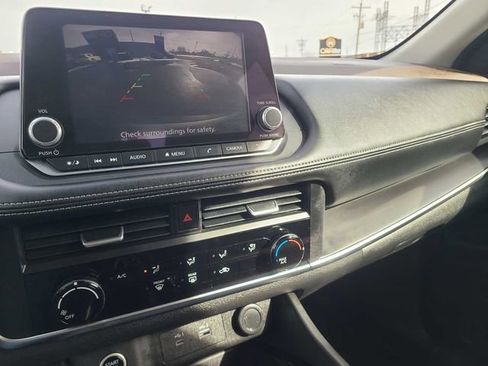 Used 2023 Nissan Rogue S image 31