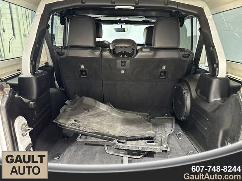 Used 2019 Jeep Wrangler Unlimited Sahara AWD/4WD image 16