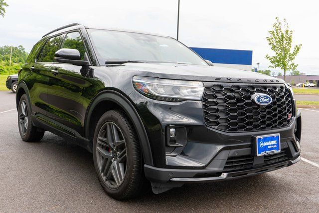 Used 2025 Ford Explorer ST AWD/4WD image 4