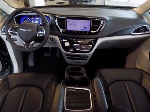Used 2024 Chrysler Pacifica Touring-L FWD image 12