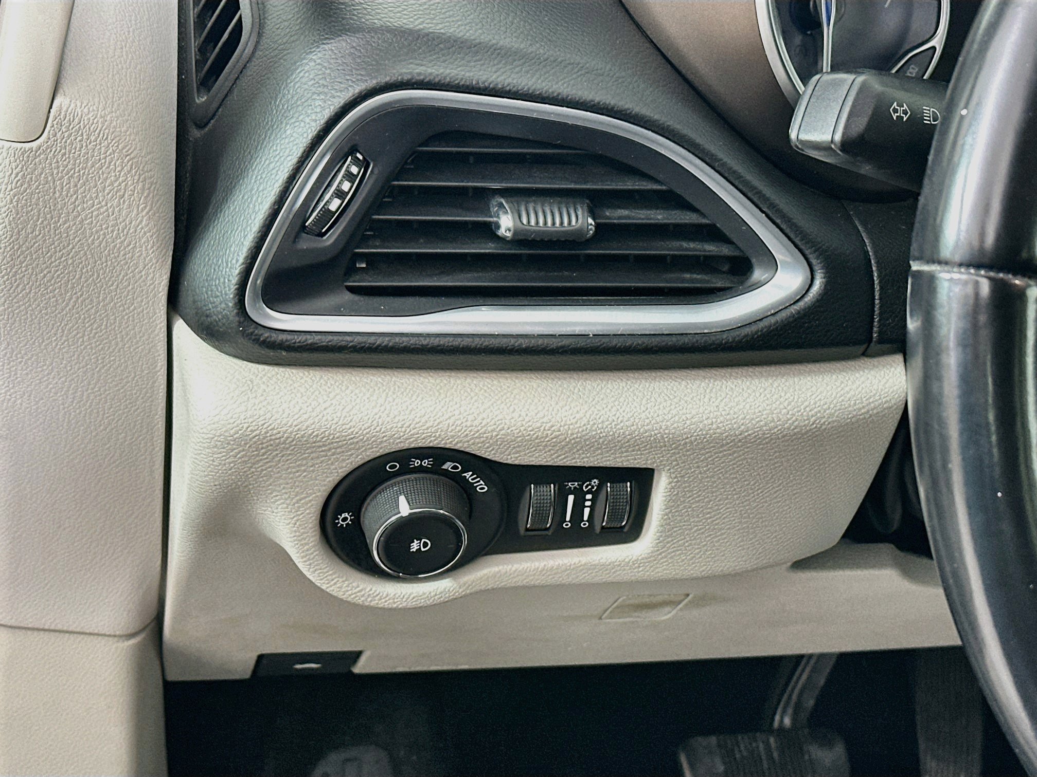 Used 2018 Chrysler Pacifica Touring-L Plus FWD image 10