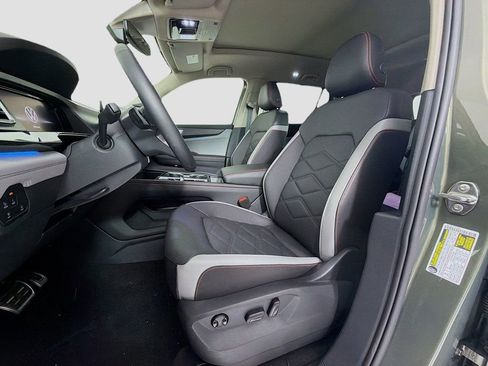 Used 2025 Volkswagen Atlas Peak Edition SE image 21