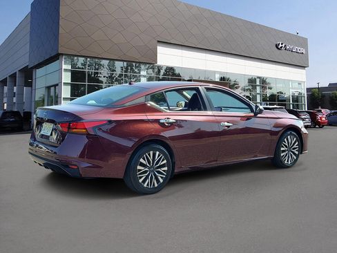 Used 2024 Nissan Altima 2.5 SV FWD image 2