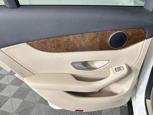 Used 2018 Mercedes-Benz GLC 300 w/ Premium Package image 24