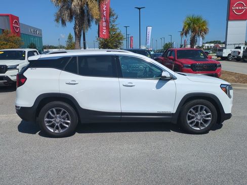 Used 2024 GMC Terrain SLT FWD image 2