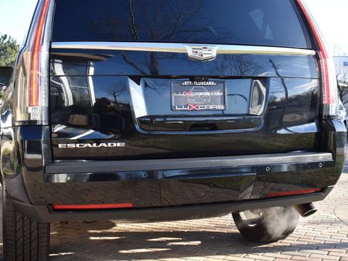 Used 2017 Cadillac Escalade Luxury image 12