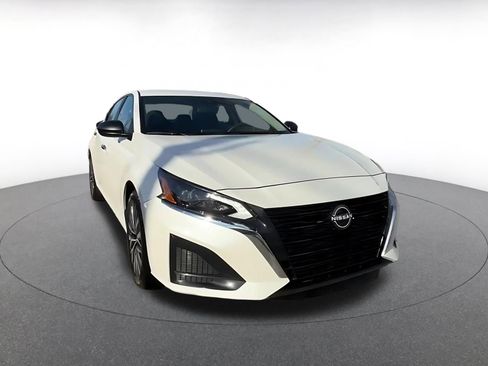 Used 2025 Nissan Altima 2.5 SV image 3