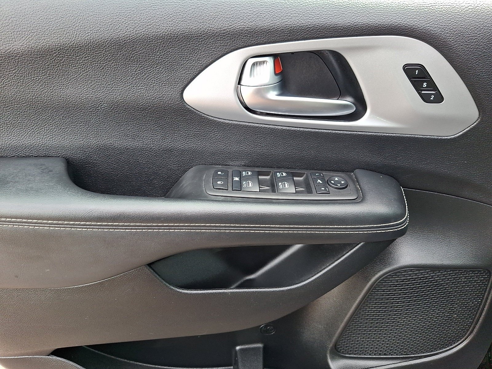 Used 2025 Chrysler Pacifica Limited FWD image 13