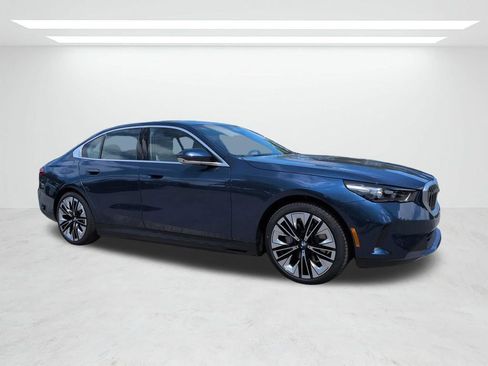 New 2026 BMW i5 eDrive40 w/ Premium Package image 2