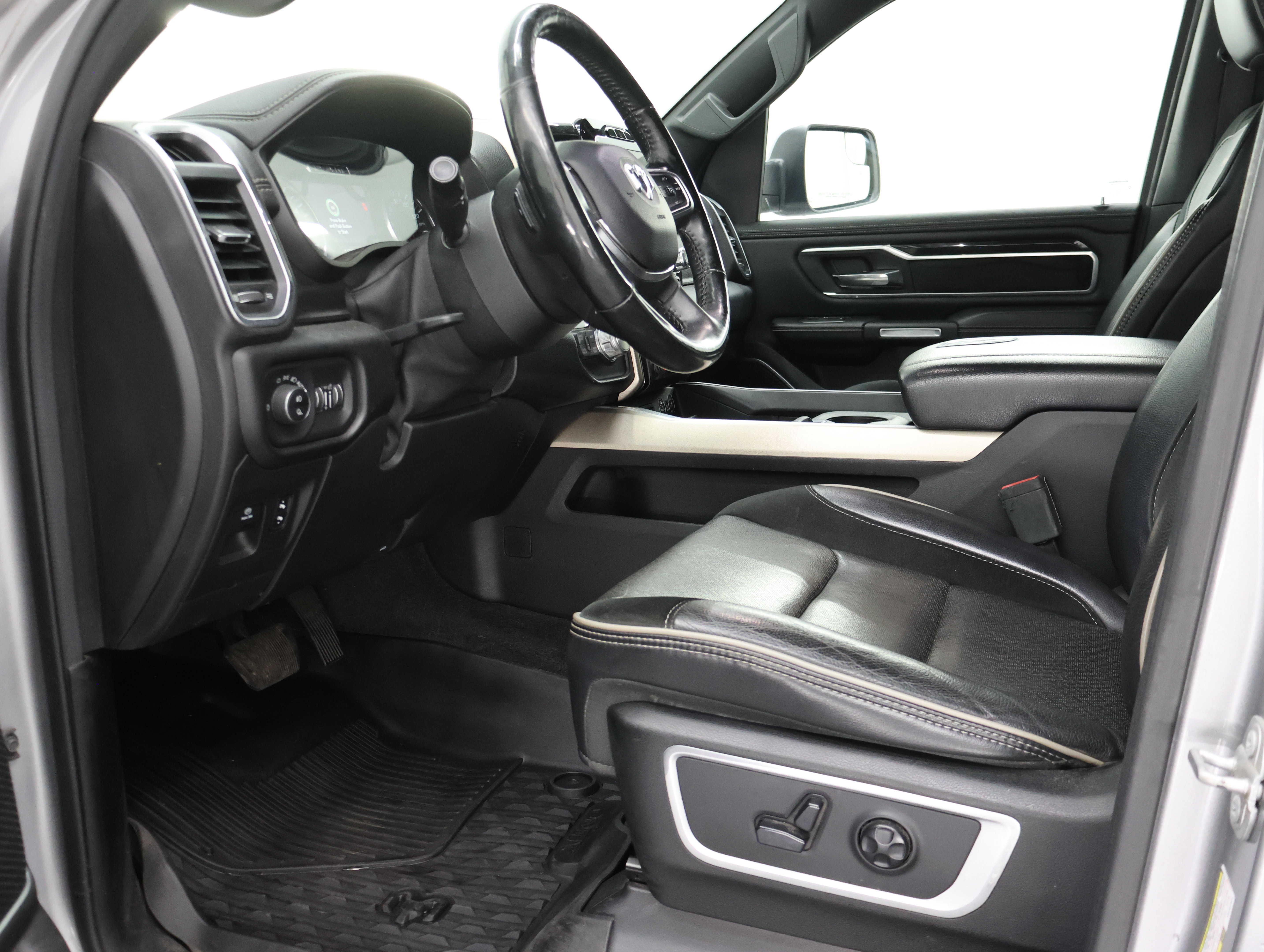 Used 2019 RAM 1500 Laramie w/ Sport Appearance Package AWD/4WD image 7
