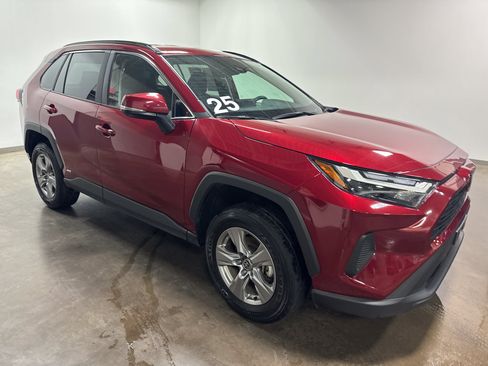 Used 2025 Toyota RAV4 XLE AWD/4WD image 2
