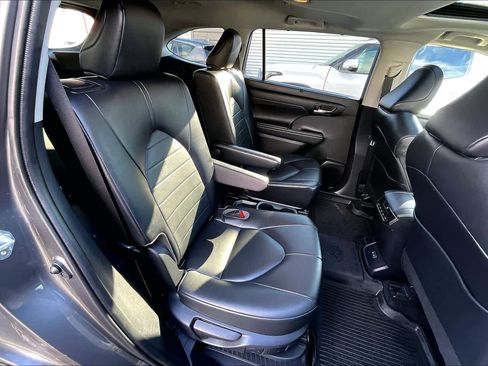 Certified 2022 Toyota Highlander XLE image 18