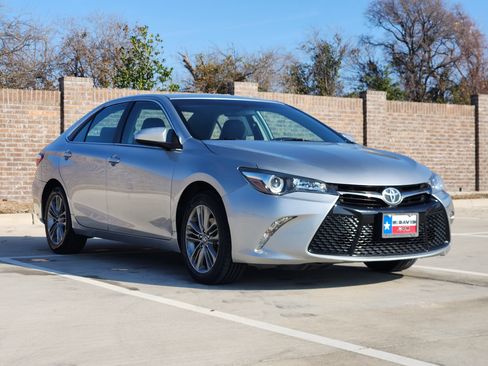 Used 2017 Toyota Camry SE image 4