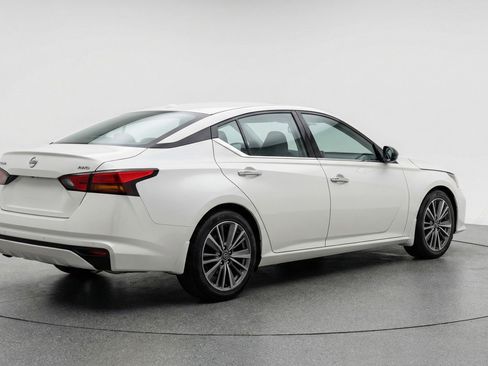 Used 2025 Nissan Altima 2.5 SV image 9